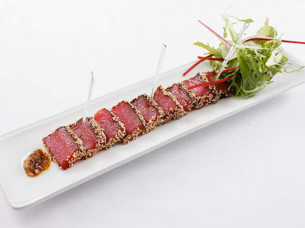 Золотой гребешок - Тунец в кунжуте с панаше из фруктов