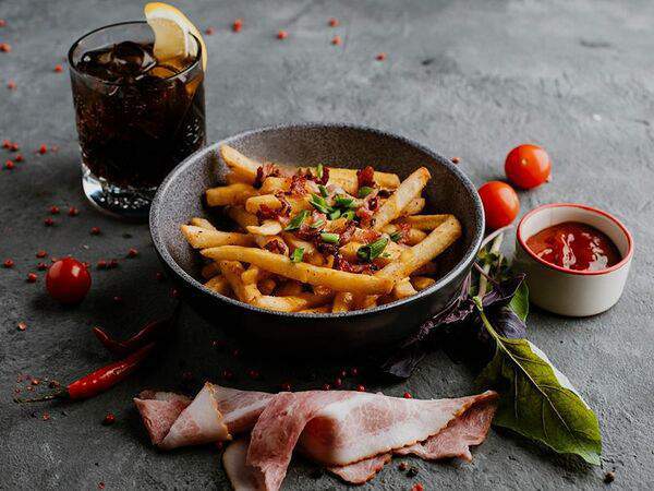 Молодость Kitchen & Bar - Картофель фри с беконом