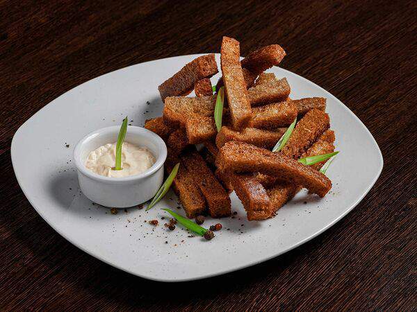 Rave Resort - Имбирно-чесночные гренки с беконом и соусом