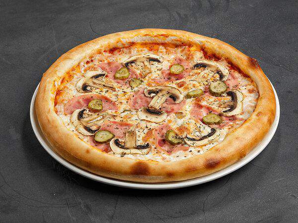 Мишлен - Пицца с ветчиной и грибами и маринованным огурцом