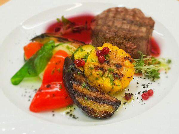 Васнецовъ - Ростбиф с соусом из копчёной ежевики