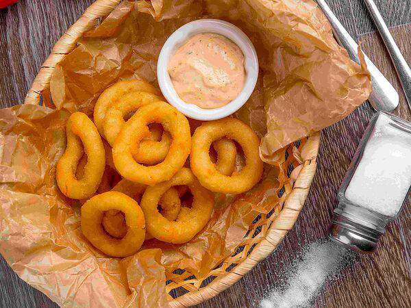 Гриль-бар Кооператив - Луковые кольца в кляре с соусом тартар