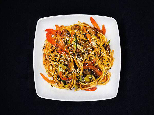 Mr Khan - Яичная лапша с говядиной в Сычуаньском соусе