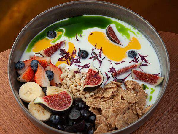 Koza Bistro - Фруктовый боул с йогуртом и сезонными фруктами и ягодами