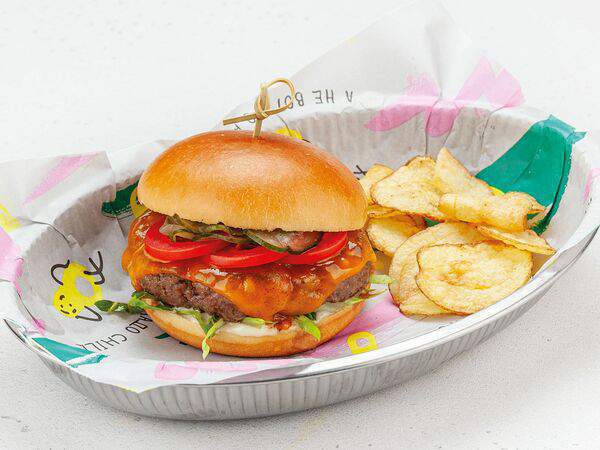 AVO Kitchen & Bar - Бургер на булочке бриошь с котлетой из говядины и соусом Пассата