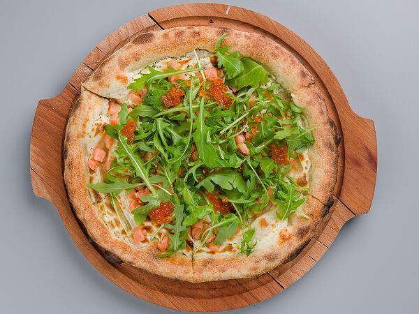 Мечты - Пицца Мечты с лососем, сыром, руколой и красной икрой