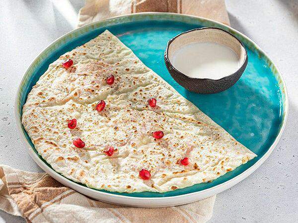 Чайхона №1 Тимура Ланского - Кутаб с сыром сулугуни и помидорами