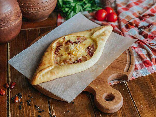 Хачапури и вино - Хачапури с беконом и вялеными томатами