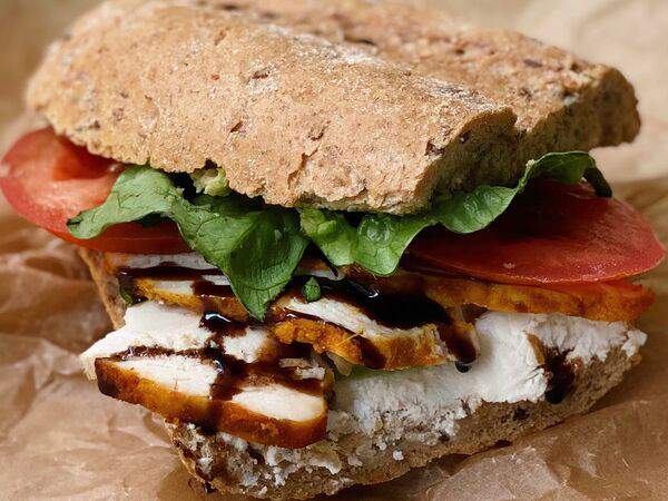 2A Concept. Coffee, Cake & Shop - Сендвич с курицей домашнего копчения