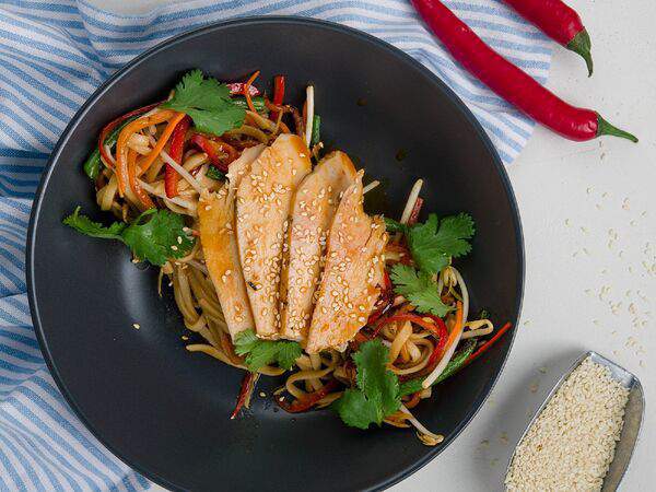 Urban Eda - Удон с курицей и овощами и соусом Том ям