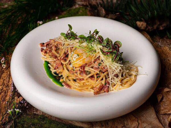 Red wall - Спагетти карбонара с обжаренным беконом