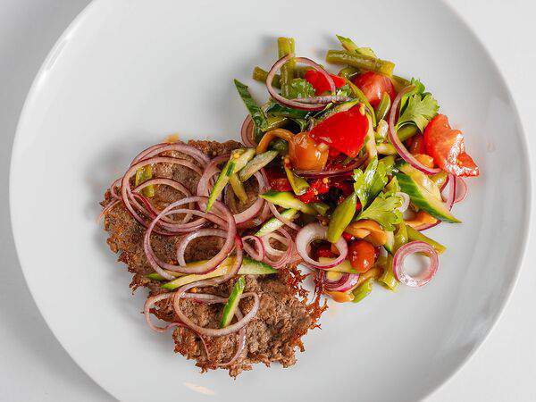 Галушка - Антрекот из говядины с салатом из свежих овощей и печёного перца