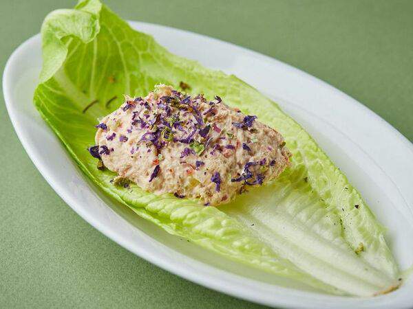 Osteria Mario - Мусс из тунца на листе ромейна