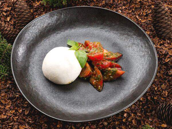 Chalet River Club - Буррата с розовыми томатами