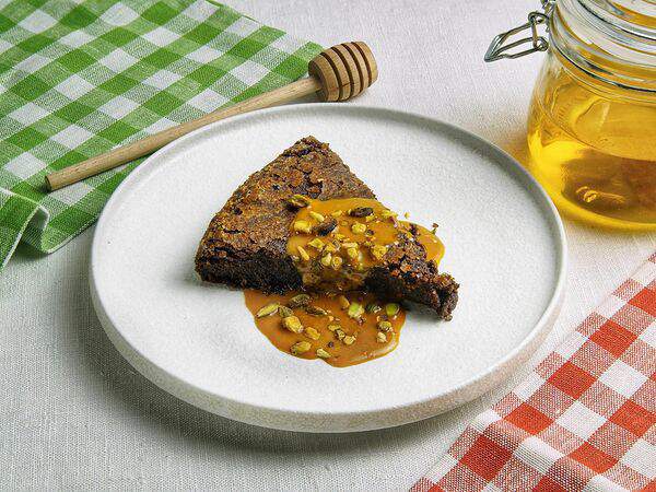 Burrata - Брауни с соленой карамелью и фисташкой