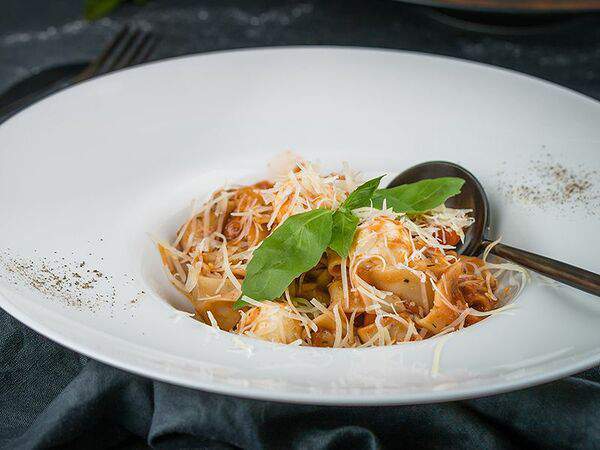 Кафе Миндаль - Паста с томатами и моцареллой