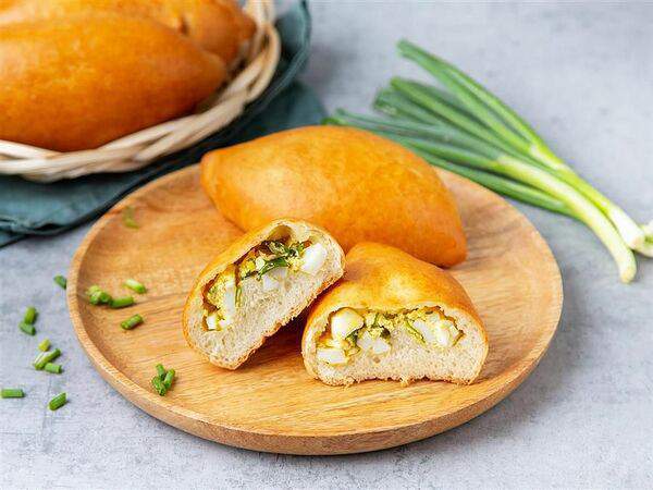 Пекарня Сдобное место Рахманинова 34 - Пирожок с луком и яйцом