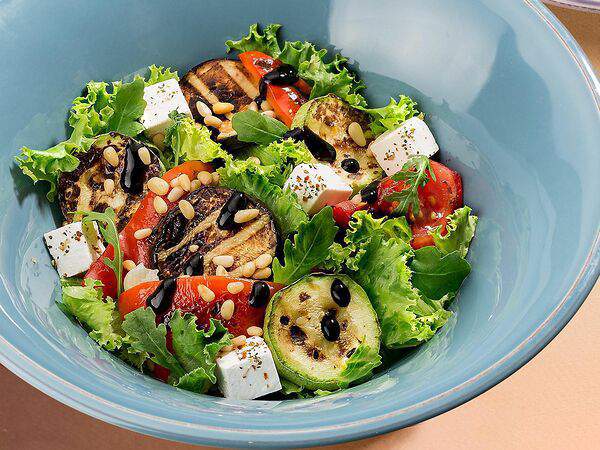 Уютное кафе Бенджамин - Салат с овощами гриль