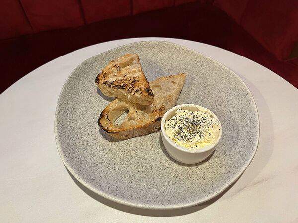 Гурмерия De Paris - Ремесленный хлеб и масло с четверговой солью