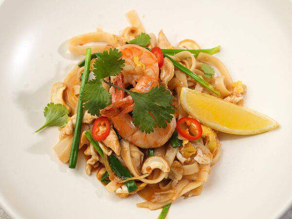 Ресторан 1991 - Пад-тай с тигровыми креветками, курицей и арахисом