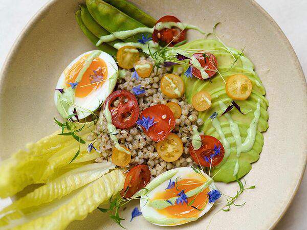 Мука & Вода - Зеленая Гречка с авокадо, яйцом всмятку и сезонными овощами