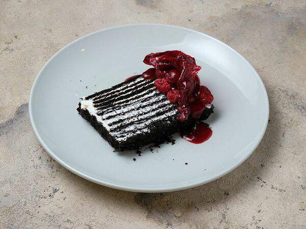 Кафе 38 - Черный медовик с малиной