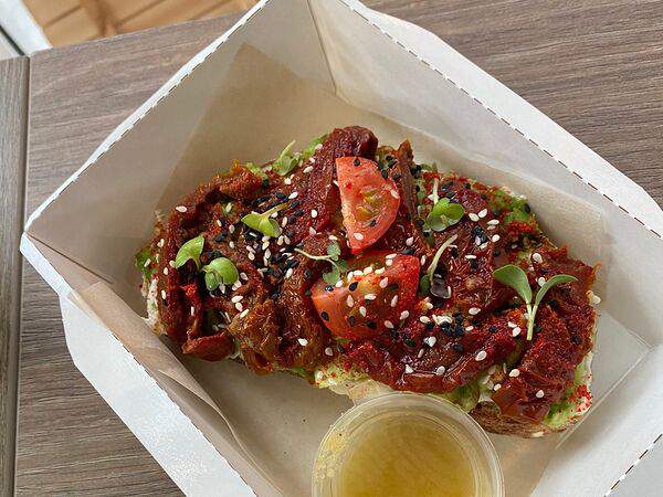 Natura Матча-бар - Авокадо-тост с вялеными томатами