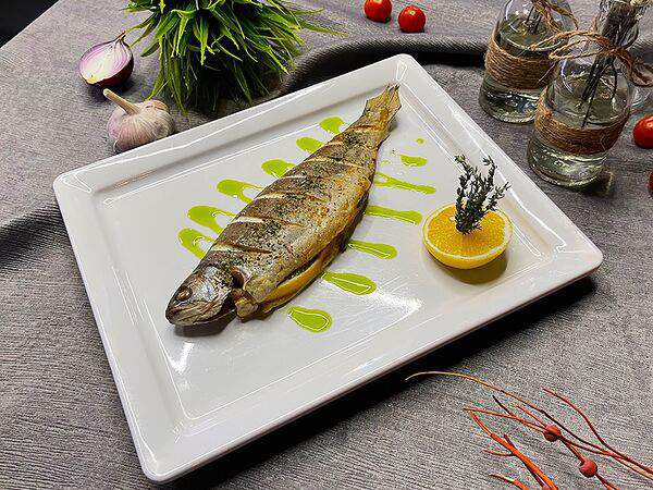 Black wood lounge bar - Форель запеченная с мятой