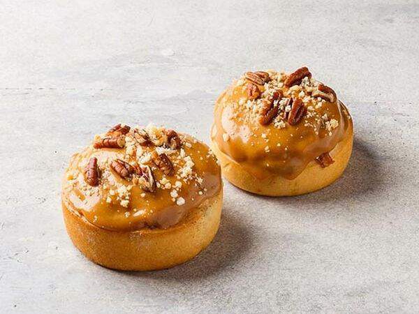 Круассан-кафе - Коричная булочка с пеканом