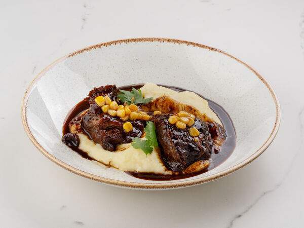 Гаврош - Говяжьи щечки с картофельным пюре и пастернаком