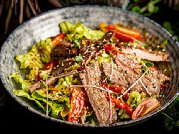 Иван Ван - Теплый салат с говядиной в медово-горчичной заправке