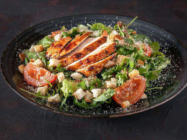 Garage - Салат с индейкой и соусом из вяленых томатов