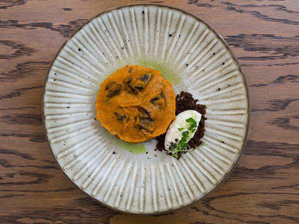 Столица деревень - Томленая полба с овощами и кабанятиной в глазури из квасного сусла под кремом из печеной тыквы