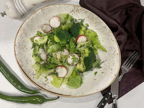 Вилла Подлипки - Салат со свежим редисом и брокколи