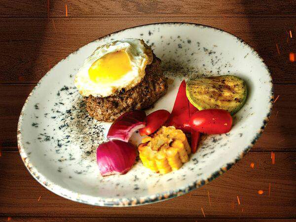 Bizon Grill Pub - Бифштекс говяжий с сырной начинкой