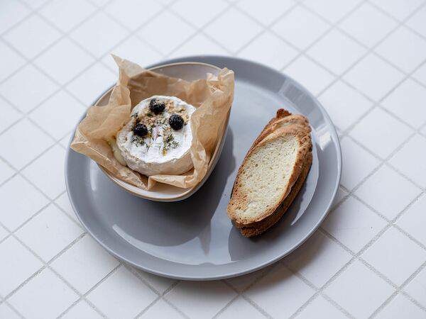 Plants & Friends - Запеченный сыр камамбер с черникой