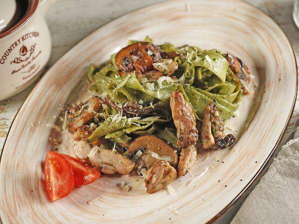 Франческо - Феттуччине с цыпленком и песто