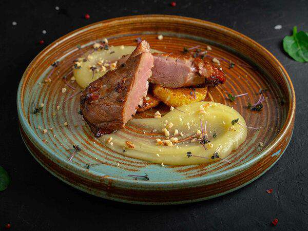 Macarena - Утиное филе с яблочным пюре и орехами