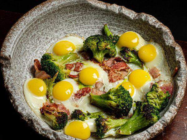 Гости рестопаб - Десяток перепелиных яиц с беконом и брокколи