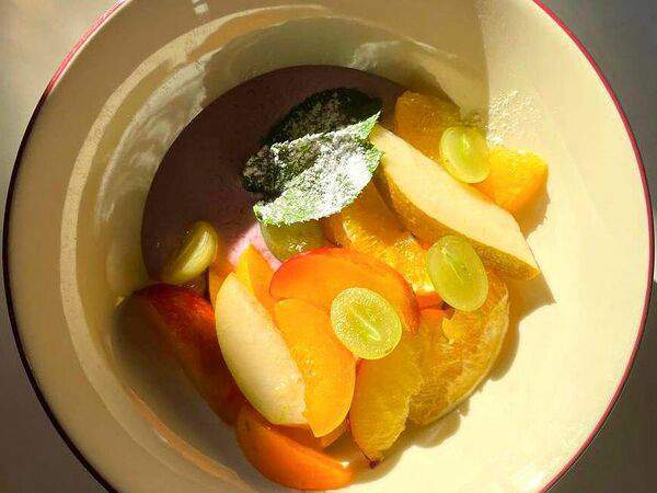 Ресторан 101 - Фруктовый салат с ягодно-йогуртовым соусом