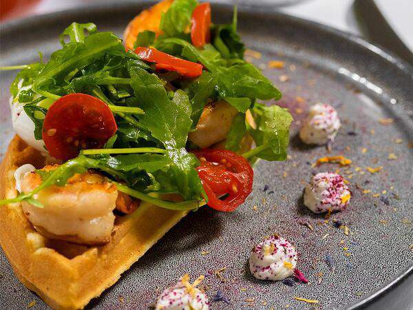 Ресторан Строгов - Воздушные пшеничные вафли с креветками, рукколой и яйцом пашот