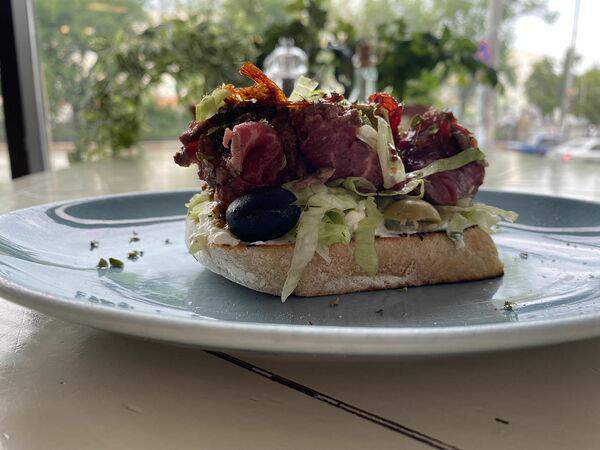 Полли - Брускетта с ростбифом