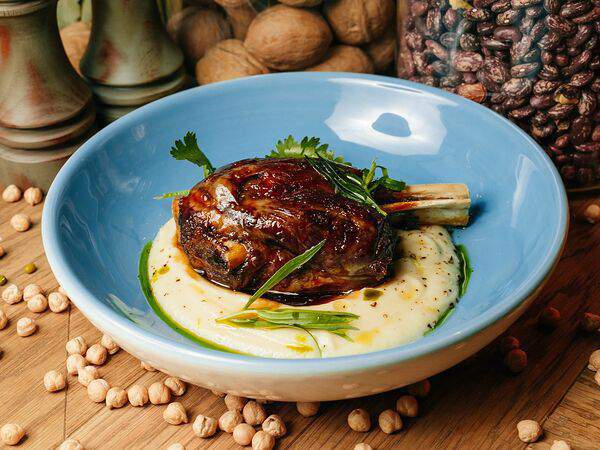 Южанин - Томлёная в печи голень ягнёнка с пюре из корня сельдерея