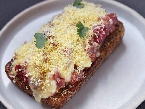 The Odi - Брускетта с тартаром и вишней