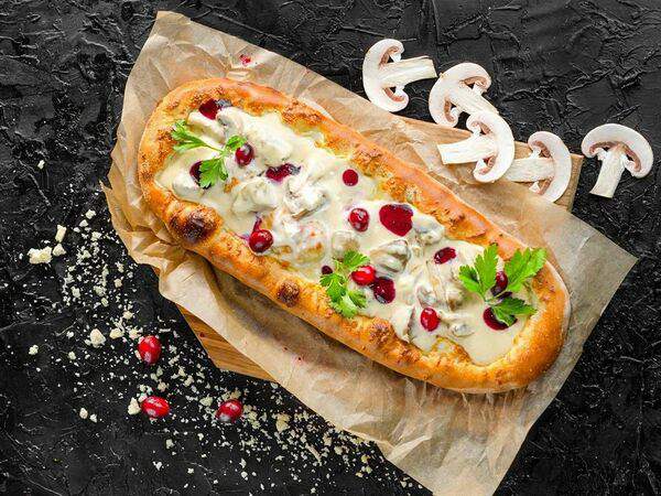 Pizza il gusto - Фокачча с грибным жульеном и клюквой