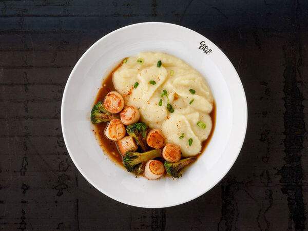 Рис - Морские гребешки с картофельным пюре, брокколи и соусом понзу