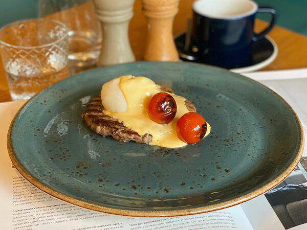 Кафе К16 - Бифштекс с яйцом пашот и сырным соусом