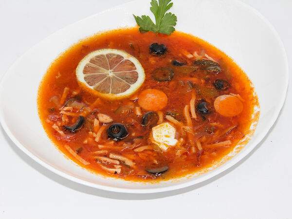 Chipollino - Суп Солянка мясная с лимоном и сметаной
