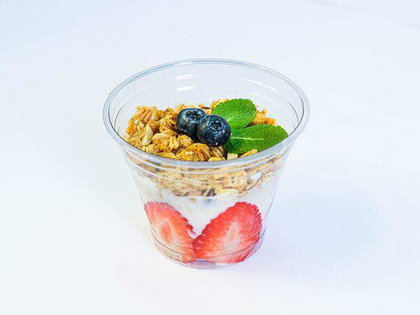 More Poke - Греческий йогурт с клубникой и гранолой