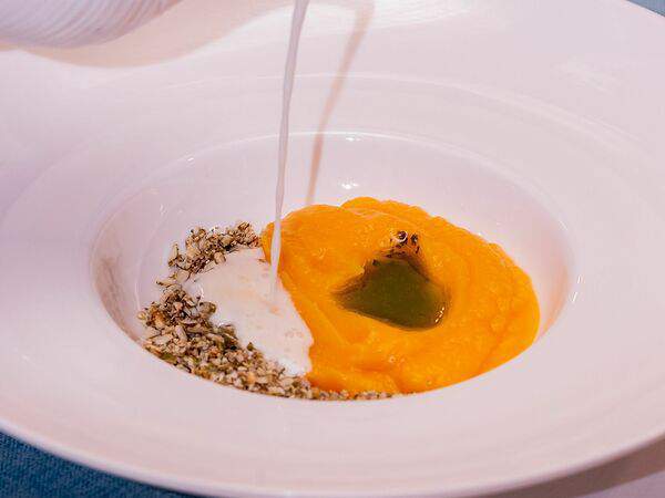 Акварель - Крем-суп из тыквы на кокосовом молоке с кранчем из тыквенных семечек